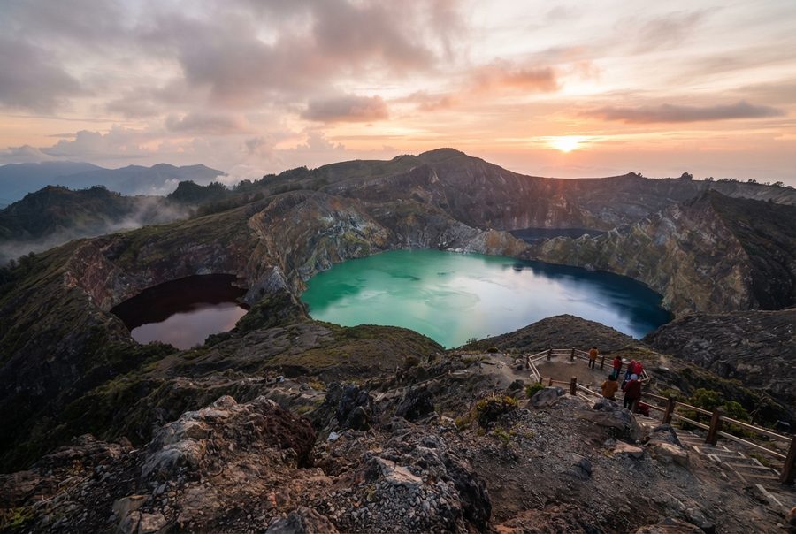 Dua danau kawah berwarna berbeda di puncak gunung menjelang pagi.